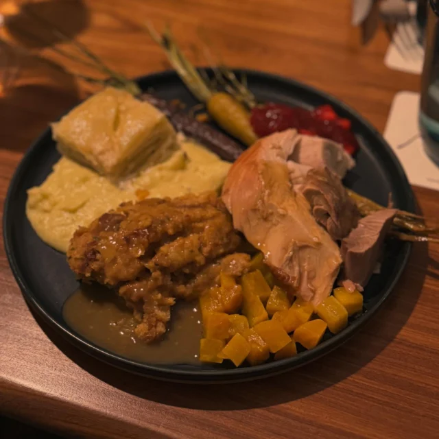 THANKSGIVING AND CHRISTMAS DINNER COURSES (日本語は英語の後に続きます) We will be open for Thanksgiving, Christmas Eve, and Christmas Day this year. We will be holding our annual special Thanksgiving Dinner Course this year over THREE days, November 26 (Wednesday), November 27 (Thanksgiving Day) and November 28 (Friday). We will be serving a traditional Thanksgiving feast featuring: -Spinach and Artichoke Dip with House made Focaccia -Warm Japanese Kabocha Pumpkin Soup -Oven Roasted Turkey from Ishikawa Prefecture with all of the traditional Thanksgiving side dishes (cornbread stuffing, roasted vegetables, cranberry sauce, etc.) -A selection of seasonal desserts We will do one seating at 19:00 on all three dates. The price will be ¥12,000 plus tax. Reservations will open up on 1 Nov 2025 (Sat) 12 NOON JST. WE WILL ONLY ACCEPT ONLINE RESERVATIONS FOR THIS EVENT. NO TELEPHONE/EMAIL RESERVATIONS. If we have any extra available seating, we will advertise them on our social media. Reservations for Christmas Eve and Christmas Day dinner courses will open up on 1 December 2025 (Mon) at 12 NOON JST. Please check our social media for menu details and event times We look forward to welcoming you in. 特別サンクスギビングとクリスマスコースのお知らせ 11月26日(水)、27日(木)、28日(金)の3日間、毎年恒例のサンクスギビング・ディナーコースを開催いたします。 伝統的なサンクスギビングのごちそうをご用意してお待ちしています! ⭐️ほうれん草とアーティチョークのディップ、フォカッチャ添え ⭐️温かいかぼちゃのスープ ⭐️石川県産の七面鳥のオーブン焼きと伝統的なサンクスギビングのサイドディッシュ(コーンブレッドスタッフィング、ローストベジタブル、クランベリーソースなど)。 ⭐️季節のデザート 3日間とも19:00からの1回のみ。 料金: 12,000円+税。 ご予約は2025年11月1日(土)正午(日本時間)より開始いたします。 本イベントはオンライン予約のみとなります。 電話・メールでのご予約はできません。 お席に余裕がある場合は、SNS等で告知させていただきます。 クリスマスイブとクリスマスデーの特別コースのご予約は2025年12月1日(月)正午(日本時間)より開始いたします。 詳しくは、当店のインスタグラム・フェースブックをご確認下さい。 皆様のお越しをお待ちしております!