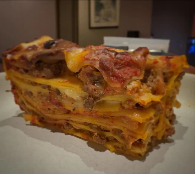 🍷Lasagna Lunch at Mark’s Tokyo🍴 日本語が英語の後に続きます Lasagna is a very special dish in Chef Mark’s family. Mark’s mother would make lasagna every Christmas Eve, or for special occasions. At Mark’s Tokyo, Mom’s lasagna has only been available for our Christmas Eve Special Course. Because Mark’s Tokyo is celebrating its 5th year anniversary this year, we will be replacing our Hawaiian Style brunch with a monthly Lasagna Lunch in 2026. Our lasagna lunch dates will be announced on our Social Media and on our website. We will be serving Mark’s Mom’s lasagna as well as a seasonal lasagna, using seasonal vegetables from our farming partners. Our upcoming lasagna lunches will be held on the following dates: Saturday 11 January @11AM Sunday 22 Feb @11AM We look forward to welcoming you in for this very special event! Mark’s Tokyoのラザニアランチ ラザニアはシェフマークにとって特別な一品です。 マークの母親はクリスマスや特別な機会に必ずラザニアを作ってきました。 これまでMark’s Tokyoでは、ラザニアはクリスマスイブの特別コースのみで提供してきました。 Mark’s Tokyo は今年5周年を迎え、これまでのハワイアンスタイルのブランチに代わり、月に一回「ラザニアランチ」を開催致します。 開催日はSNS及び公式ウェブサイトにて発表いたします。 マークの母親のラザニアと共に、旬の野菜を使用した月替わりラザニアも提供致します。 今後のラザニアランチ開催予定日は以下の通りです: 1月11日(土)午前11時 2月22日(日)午前11時 皆様をお迎えできることを心よりお待ちしております!