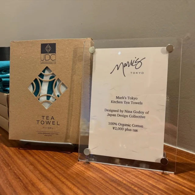 Introducing Our Original Tea Towels🌱✨ We’re excited to introduce our original tea towels, specially created for our restaurant by Nina Godoy of Japan Design Collective @japandesigncollective ✨ Made with care for the environment and fair trade, they are crafted from 100% organic cotton🌏🕊️ The refined design carries a subtle touch of Japanese aesthetics✨ Samples are displayed behind the counter, so please feel free to take a look when you visit‼︎ — この度、Japan Design CollectiveのNina Godoyさんに、当店のオリジナルタオルを制作していただきました✨ 地球環境やフェアトレードに配慮して作られており、生地には100%オーガニックコットンが使用されています🌏🕊️ シンプルで洗練されたデザインには、和のエッセンスがさりげなく織り込まれています✨ カウンター後ろに展示しておりますので、ご来店の際はぜひお手に取ってご覧ください‼︎