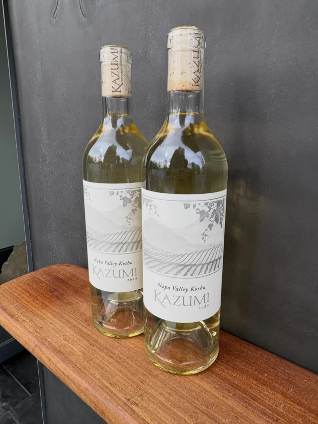 KAZUMI – New Wine from Napa Valley🍾✨ A new wine joins our table this month✨ KAZUMI is a Napa Valley winery founded in 2015 by Michell, a Japanese winemaker based in California🍇 The name “KAZUMI” comes from kazu (harmony) and mi (beauty), reflecting the wish to enjoy beautiful moments over food with good friends✨🌱 Made from Kosyu grapes, the wine in the photo is fresh and crisp, with citrusy and floral aromas, layered with a subtle salinity🍊🌼 — KAZUMI- New Wine from Napa Valley🍾✨ 今月から提供する新しいワインのご紹介です!KAZUMI Wineはカリフォルニア在住の日本人Michellさんが2015年にオープンしたワイナリーです🍇 kazu(和)とmi(美)という名前には、大切な人たちと素敵なお食事を楽しんでほしいという思いが込められています✨ 写真のワインは、甲州ぶどうを使用したもので、柑橘系のフローラルで華やかな香りとほのかな塩味が重なった爽やかでキレのあるお味がお楽しみいただけます🍊🌼